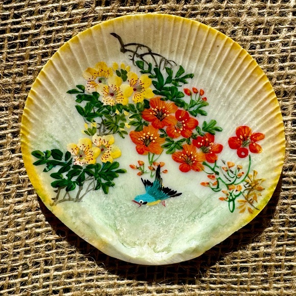 Pair of Japanese Hand-Painted Scallop Shells - Picture 4 of 7